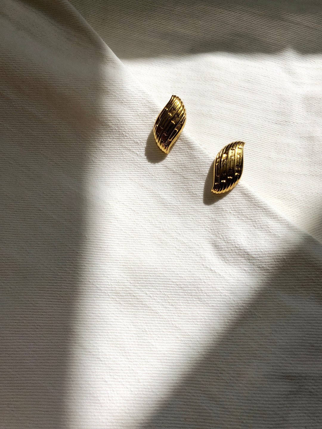 Vintage Napier Ripple Gold Earrings - 耳环/耳夹 - 贵金属 金色