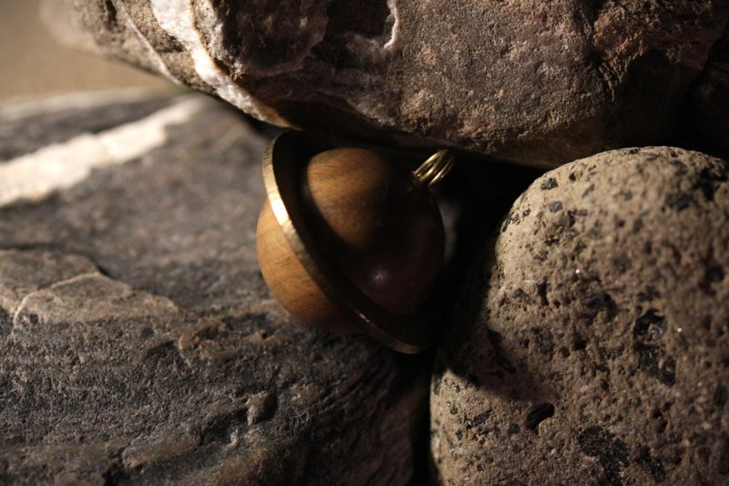 黄铜木星球项链 - 项链 - 木头 黑色