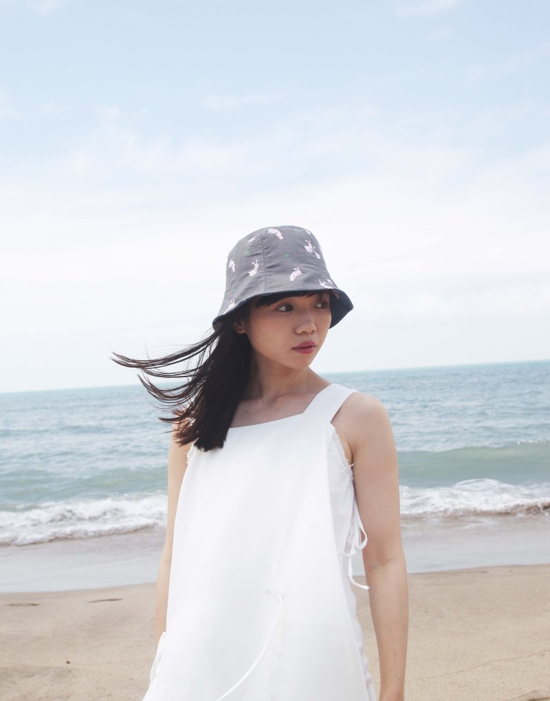双面帽子 _ 深灰底粉红兔 - 帽子 - 棉．麻 灰色