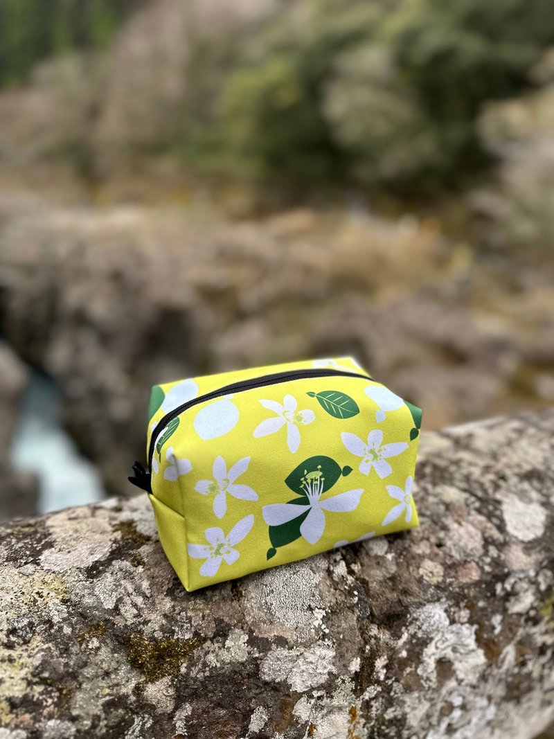 柚花万用收纳包 化妆包 工具包 旅行用品袋 - 化妆包/杂物包 - 聚酯纤维 
