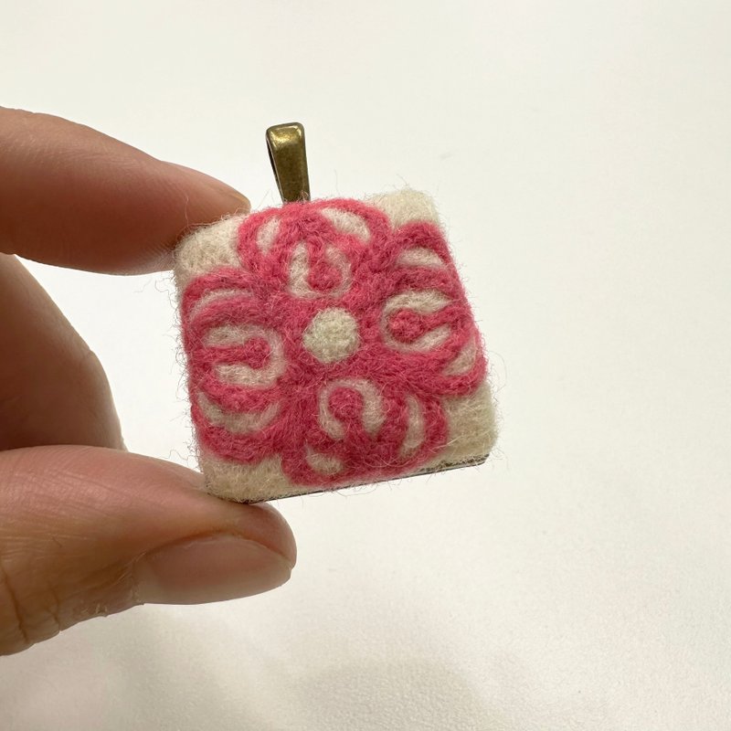 台湾花砖 - 羊毛毡项链坠子 - 项链 - 羊毛 红色