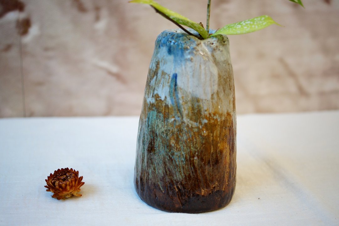 手捏陶瓶 秋氛  H13.5 cm 花入 花瓶 花器 摆饰 水瓶 家饰 - 摆饰 - 陶 咖啡色