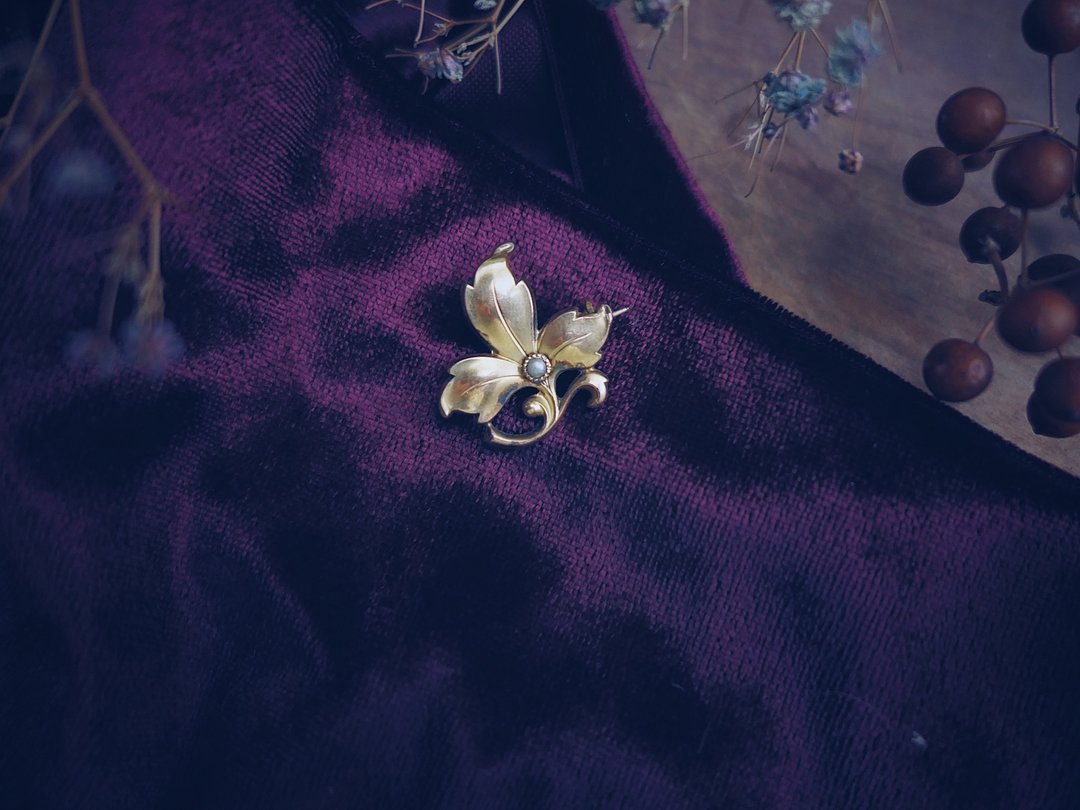 FIX 亮金卷叶四瓣草珍珠百年胸针－法国古董首饰 Vintage Jewelry - 胸针 - 其他金属 