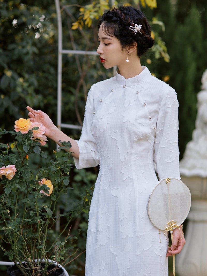 米白 茉莉香 格紋提花精緻珠扣修身旗袍 改良新中式國風洋裝禮服 - 旗袍 - 聚酯纤维 白色