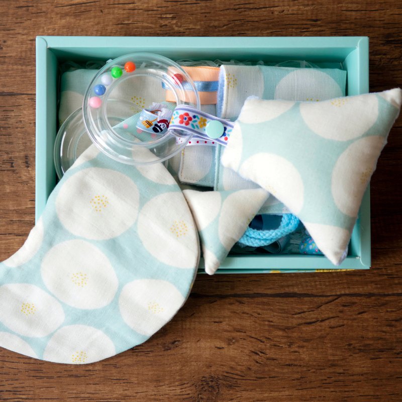 弥月礼盒:::八层纱口水巾 安抚巾 手摇铃 六层纱手帕│蓝色夏日 - 满月礼盒 - 其他材质 蓝色