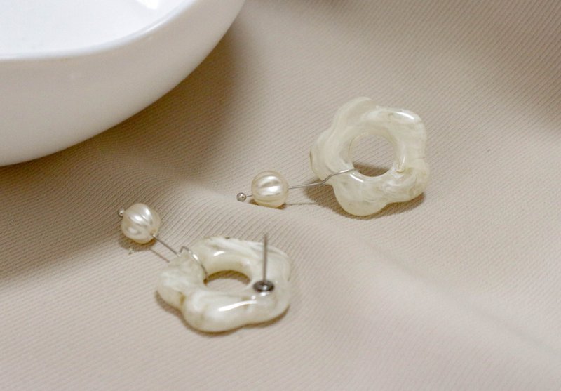 春日物语/白花丝绸珍珠/耳环/约会/上班/日常穿搭/耳针耳夹 - 耳环/耳夹 - 不锈钢 