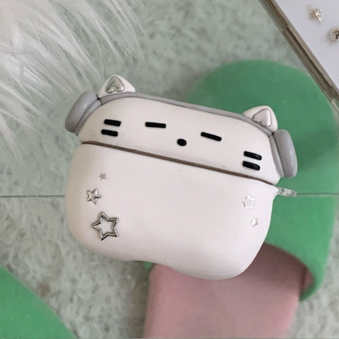 戴灰色耳机的白猫 韩国手工 AirPods 保护壳 - 耳机收纳 - 粘土 黑色