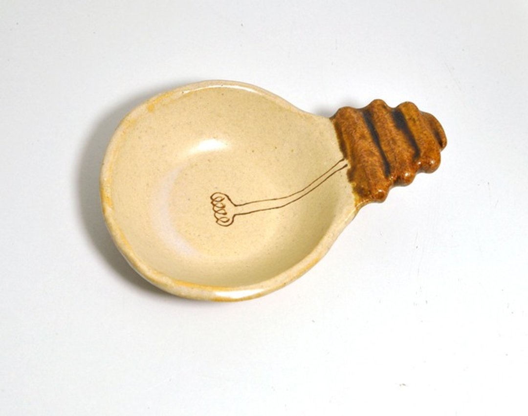 A small plate in the shape of a bare light bulb. - 浅碟/小碟子 - 陶 咖啡色