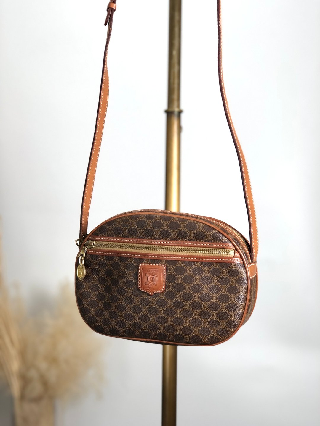 【VintageShop solo 日本直送中古包专卖店】CELINE 经典马车 LOGO 压纹 侧背包 棕色 PVC/皮革 圆润复古 832m4p - 侧背包/斜挎包 - 防水材质 咖啡色