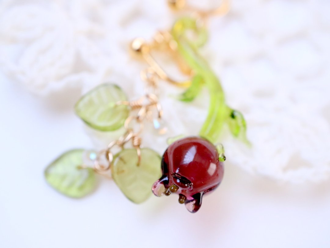 Roses are longing for purple earrings non-hole pierced Clip-On resin Clip-On glass transparency rose rose flower flower purple asymmetry left-right asymmetry - 耳环/耳夹 - 玻璃 紫色