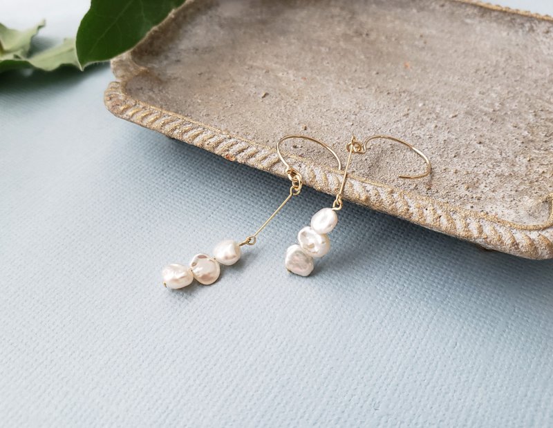 14kgf freshwater pearl 3-bead pierced earrings or clip-on earrings - 耳环/耳夹 - 珍珠 白色