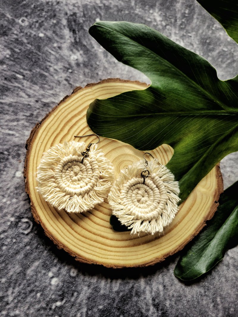 Macrame编织耳环-年轮说 - 耳环/耳夹 - 棉．麻 白色