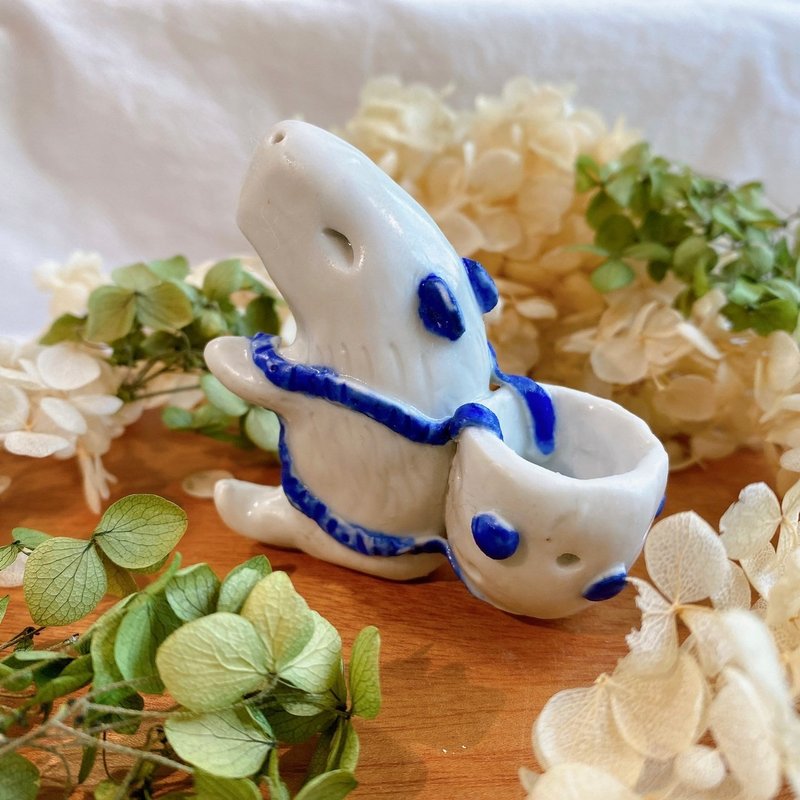 【年度特卖】水豚瓷偶-蓝耳花篮 迷你干燥花器 手作陶艺 - 玩偶/公仔 - 瓷 白色