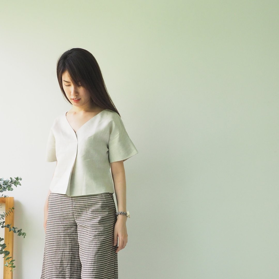 Moon Stone Blouse : V neck Short Sleeve Linen Breathable - 女装上衣 - 棉 灰色