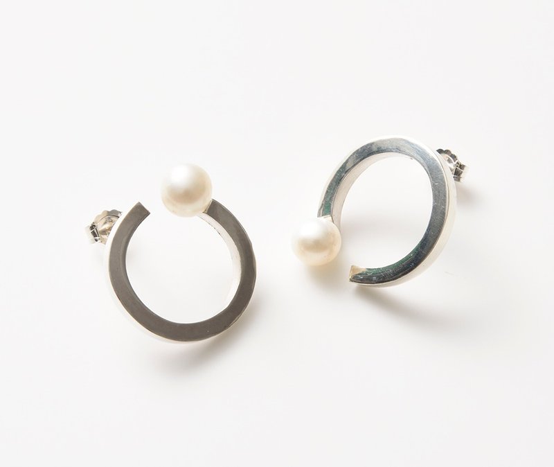 Earrings of pearl and circle - 耳环/耳夹 - 其他金属 