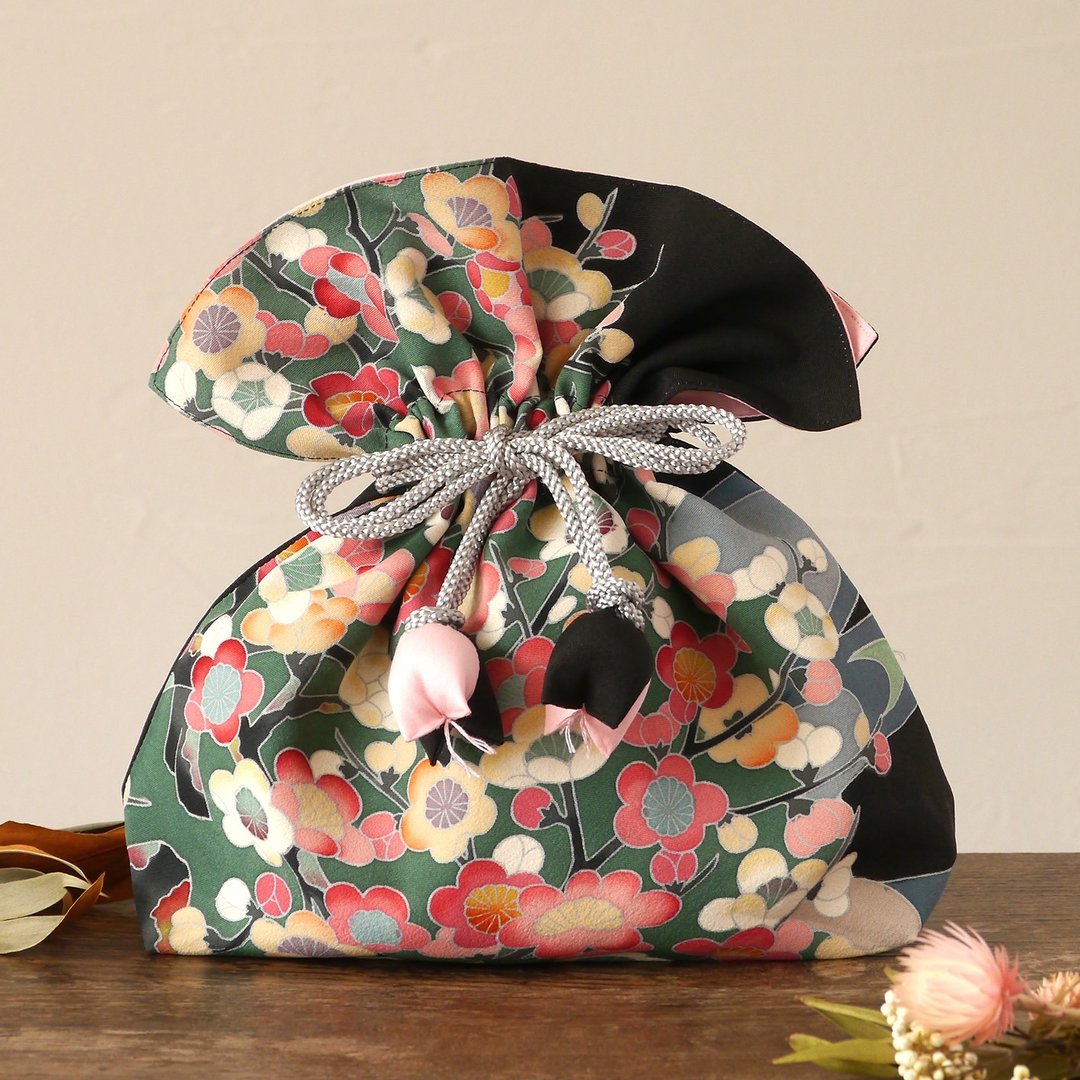 Kimono Drawstring purse FUGURO Umebun medium size that calls for happiness - 化妆包/杂物包 - 棉 黑色