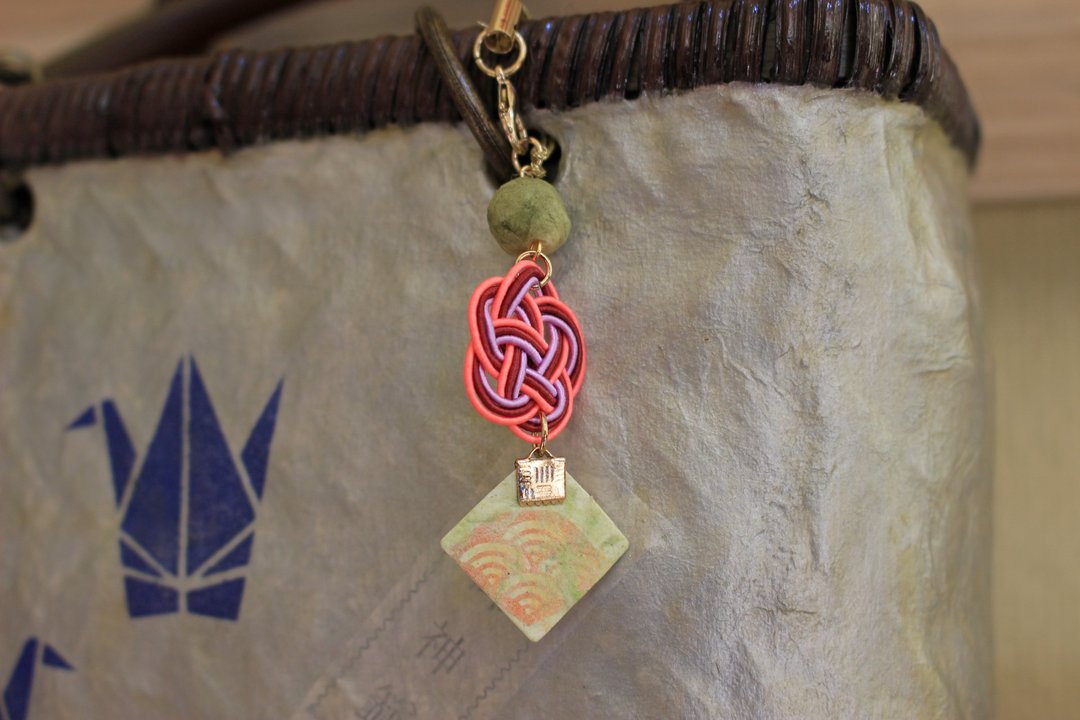 Omikuji washi and Pink Mizuhiki knot and Washi balls combines KEY RING - 钥匙链/钥匙包 - 纸 粉红色