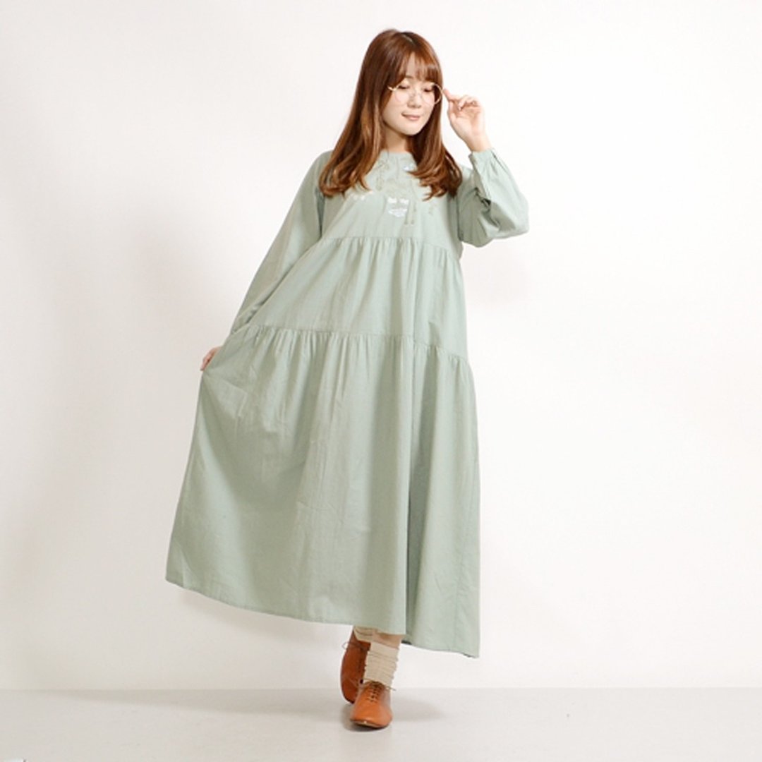 Breast flower embroidery tiered back button long sleeve one piece - 洋装/连衣裙 - 棉 蓝色