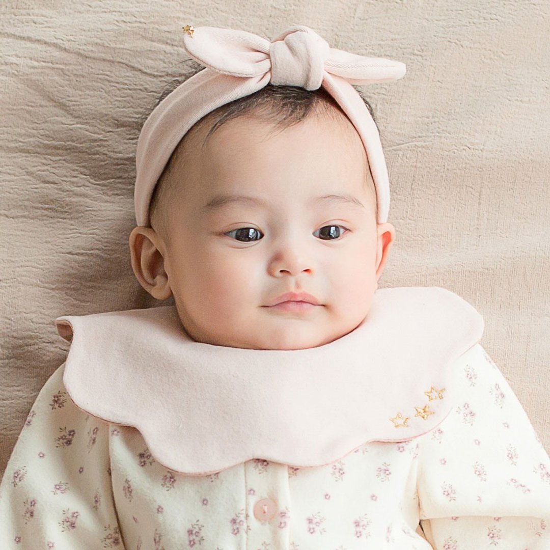 Happy Prince韩国制 Pinky蝴蝶结婴儿童发饰+花瓣围兜2件组 - 满月礼盒 - 棉 粉红色
