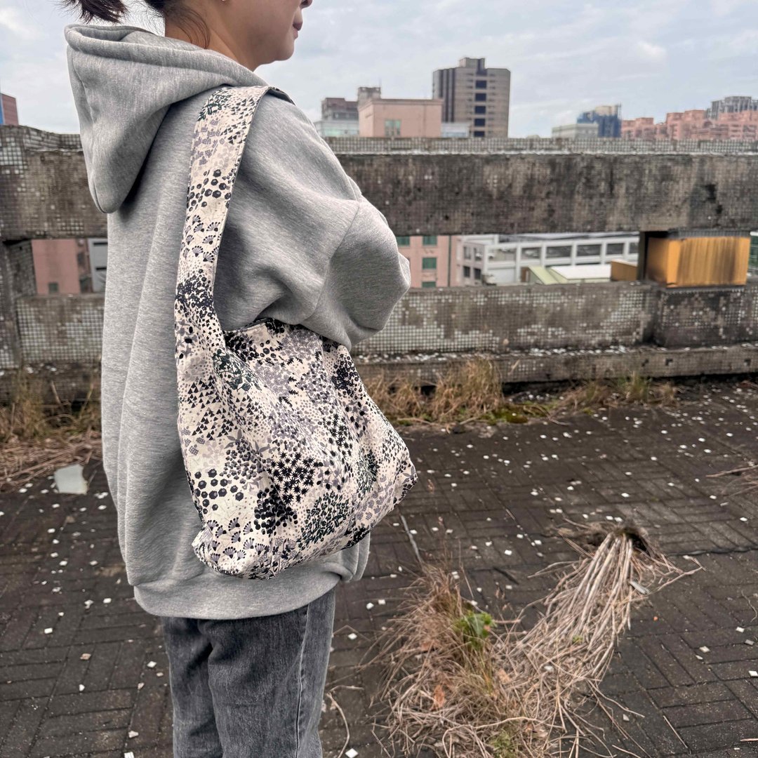 【 纯手作】sketch 夏日流浪包 Hobo bag 单掮包 日本设计布 - 侧背包/斜挎包 - 棉 蓝色