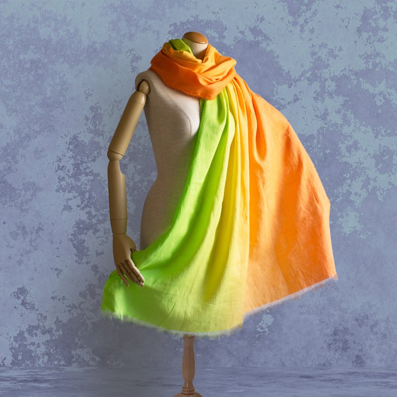 Hand-kneaded Linen Yangyanagi's gradation, parakeet, large-format stole Omi Chijimi Hand-dyed Long Scarf SG02 - 丝巾 - 棉 橘色
