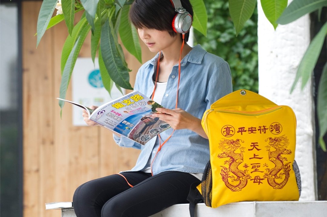 保佑必BUY好物-【圣母的平安御守-平安符帆布后背包】 - 后背包/双肩包 - 棉 