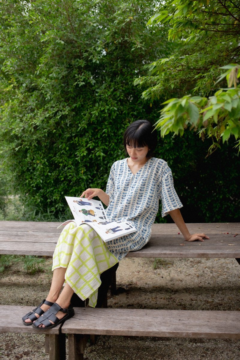 Mulmul 拼接V领洋装：蓝色与浅绿色 - 洋装/连衣裙 - 棉．麻 多色