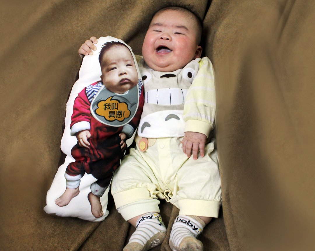 【说话抱枕 】定制化/宝宝抱枕/手工订制/小孩 围兜兜/40cm - 玩偶/公仔 - 其他材质 咖啡色