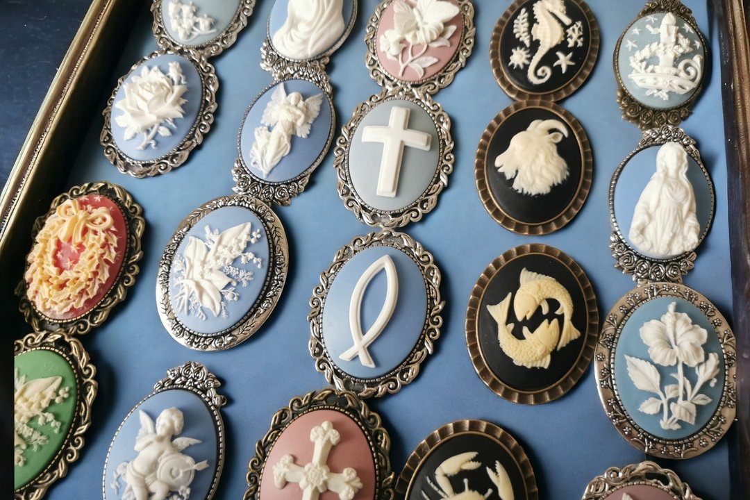 Cameo Brooch 27-43 - 胸针 - 塑料 黑色