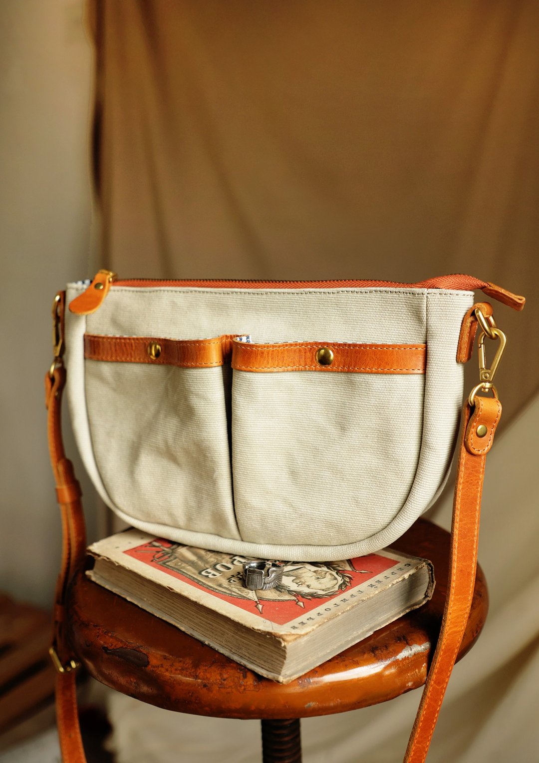 日系复古 植鞣牛皮帆布斜挎包 月牙托特包 - 侧背包/斜挎包 - 其他材质 白色