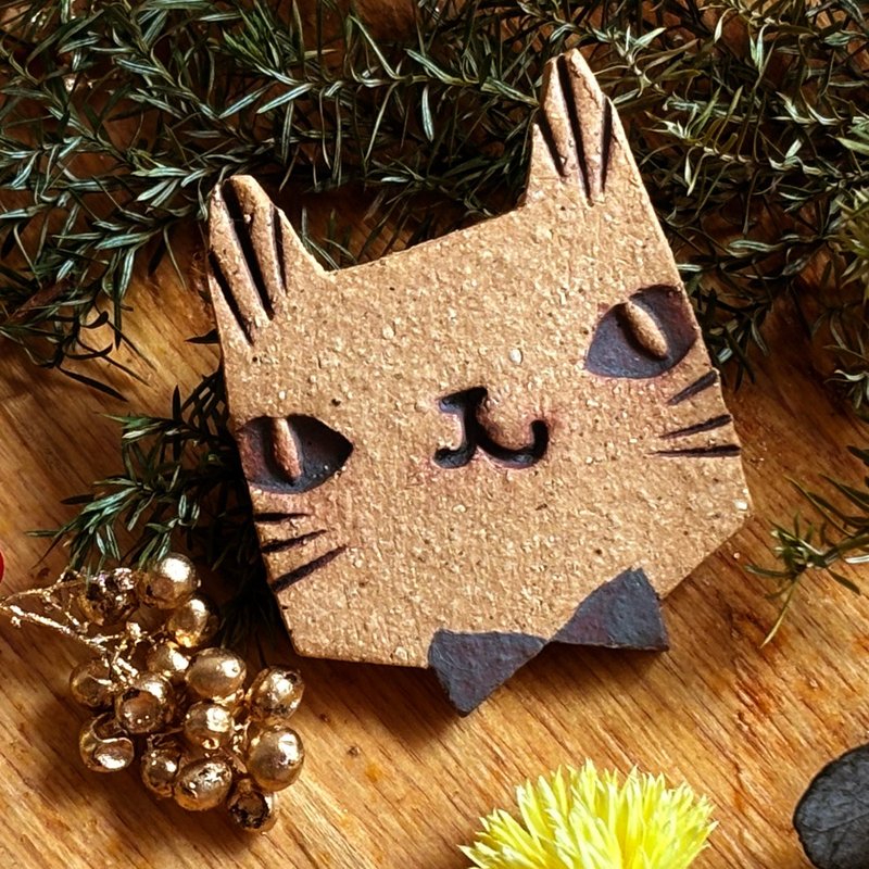 猫脸陶别针－绅士猫 (三色) - 徽章/别针 - 陶 多色