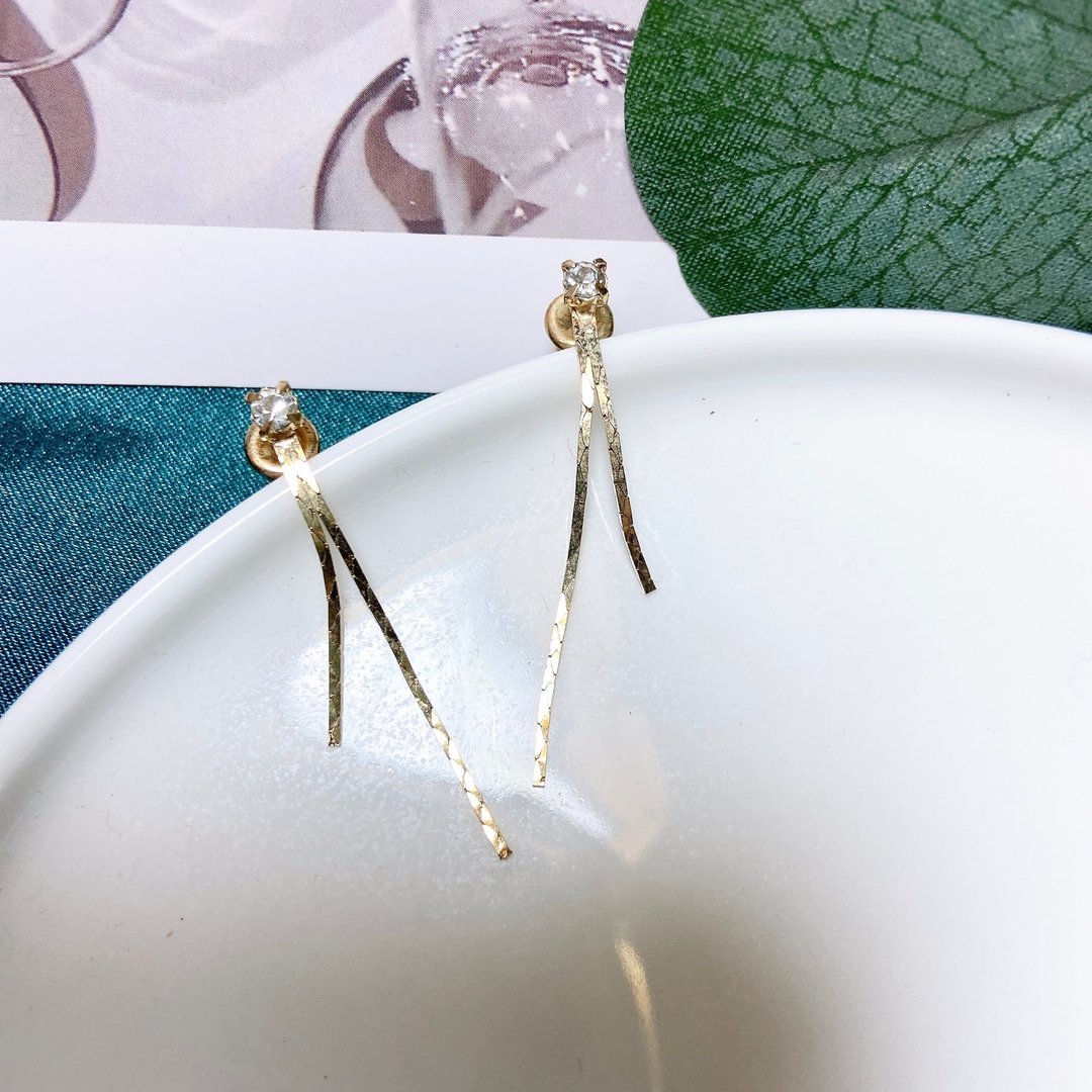 【西洋古董饰品】闪金属流苏感 垂坠摆荡 线条莱茵耳环 耳针 - 耳环/耳夹 - 半宝石 金色