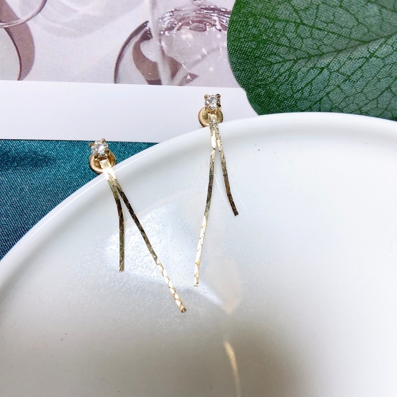 【西洋古董饰品】闪金属流苏感 垂坠摆荡 线条莱茵耳环 耳针 - 耳环/耳夹 - 半宝石 金色