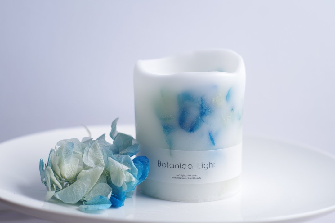 西洋绣球花的温柔光芒 永生花 LED 烛台｜居家摆饰・疗愈・母亲节礼物 - 蜡烛/烛台 - 蜡 蓝色