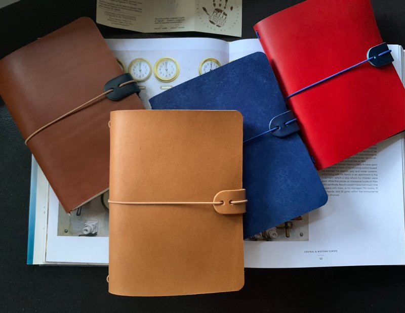 全粒面皮革笔记本保护套，附 A6 尺寸笔记本 - 笔记本/手帐 - 真皮 多色