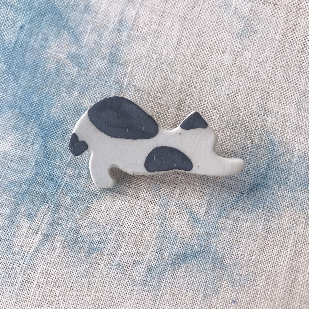 cat    / ceramic brooch / handmade - 胸针 - 陶 白色