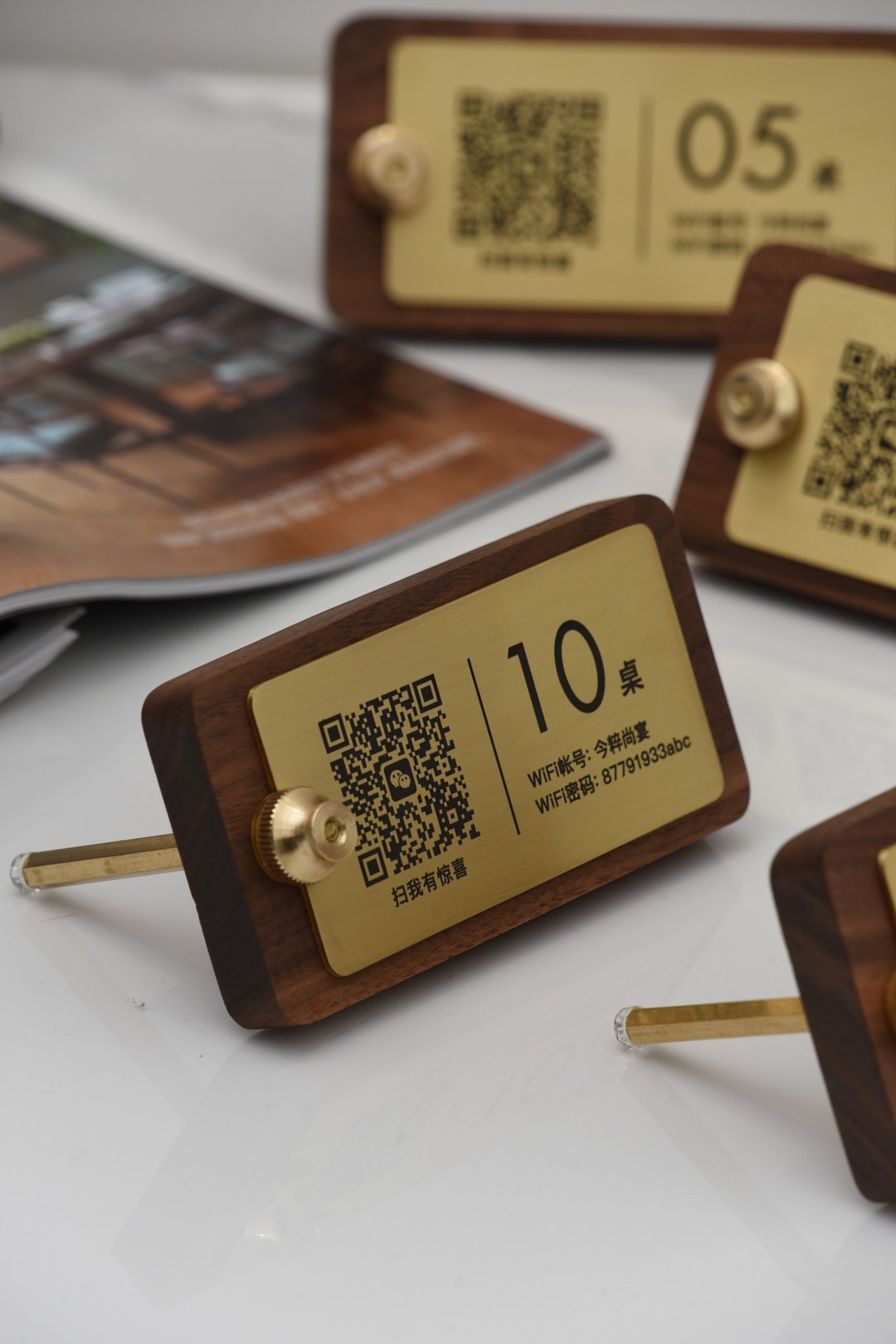客製 立式桌牌 桌卡 qr code扫码立牌 北美黑胡桃木+黃銅美物 - 摆饰 - 木头 