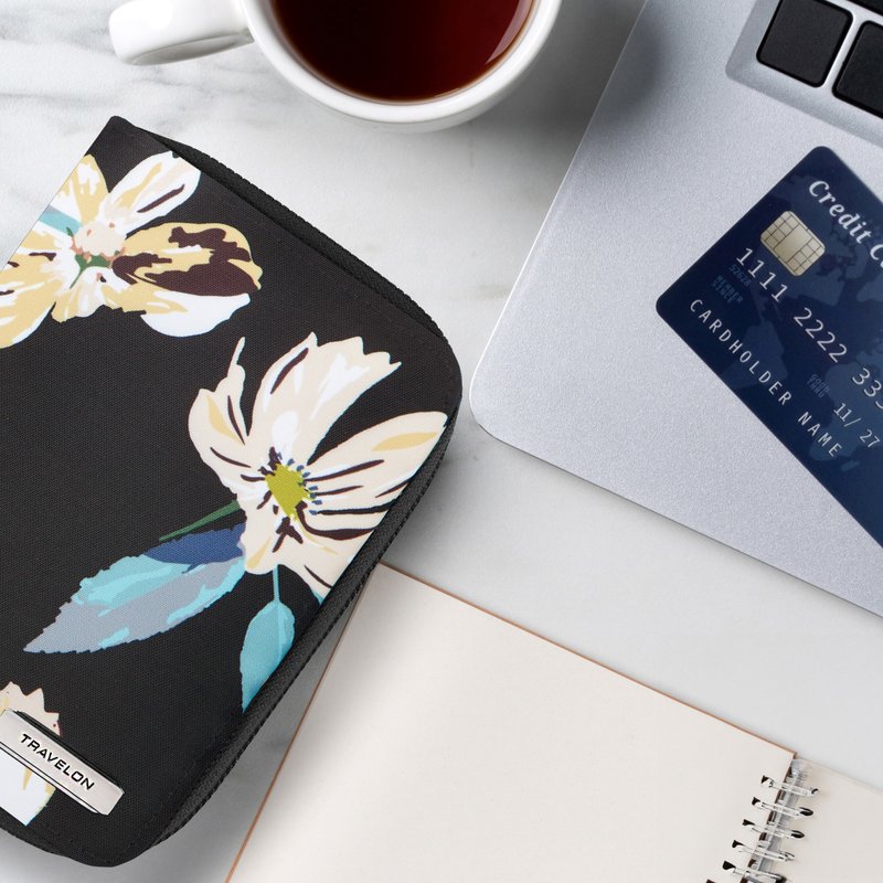 【TRAVELON】对开拉链护照包(花卉) | RFID 防盗 保护套 - 护照夹/护照套 - 尼龙 多色