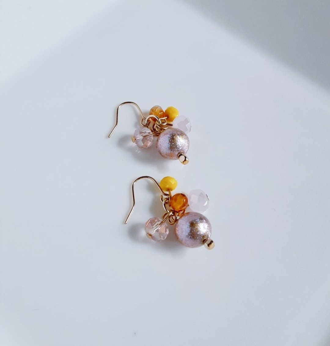 闪耀珍珠与玻璃珠的小巧垂坠耳环 蜜桃黄 礼物 时尚 可爱 尺寸适中 可更换为抗过敏耳针或耳夹 - 耳环/耳夹 - 其他材质 粉红色