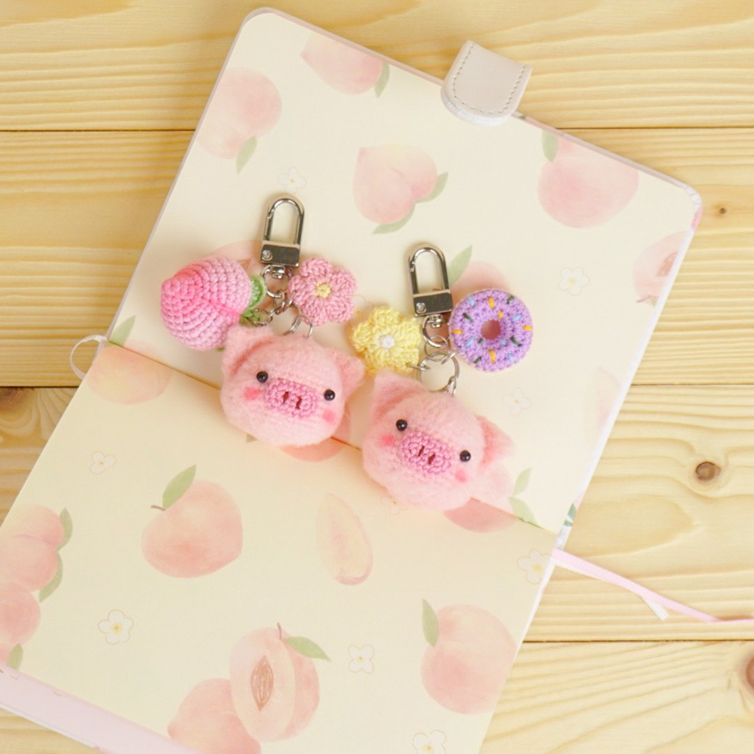 pig crochet doll  keyring keychain bagcharm handmade gift - 钥匙链/钥匙包 - 棉 粉红色