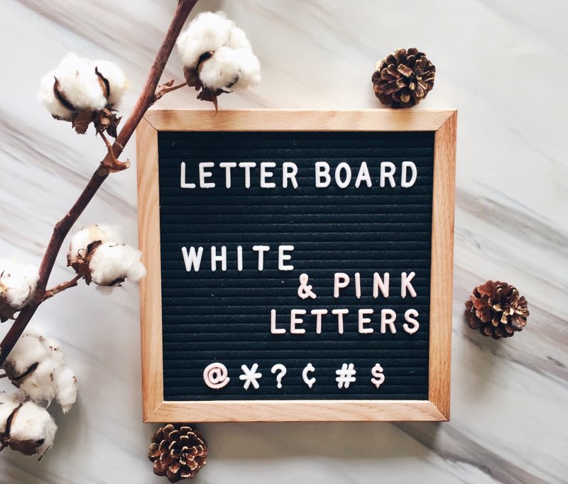 10" x 10" 字母板， 附有白色和粉红色字母 + 字母箱 - 墙贴/壁贴 - 木头 黑色