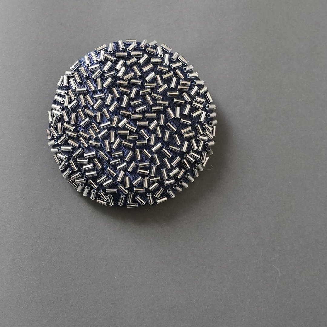 胸针 散落 1 醒目 珠饰刺绣胸针 藏青银色 缤纷 个性 孤品 圣诞节 - 胸针 - 玻璃 蓝色
