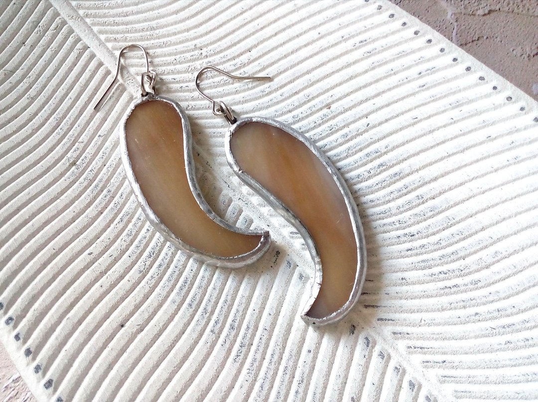 Beige glass earrings, stain glass earrings, Paisley mod earrings, tiffany - 耳环/耳夹 - 玻璃 卡其色