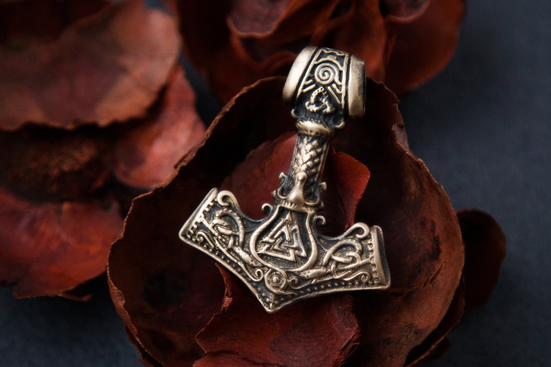 青铜吊坠雷神之锤。 Valknut 项链带有维京符文。 乌鸦装饰 - 项链 - 其他材质 橘色