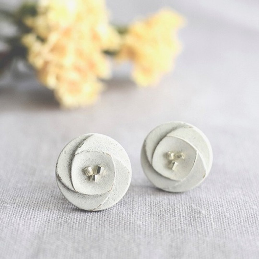 Oven clay earrings, Flower, White - 耳环/耳夹 - 陶 白色
