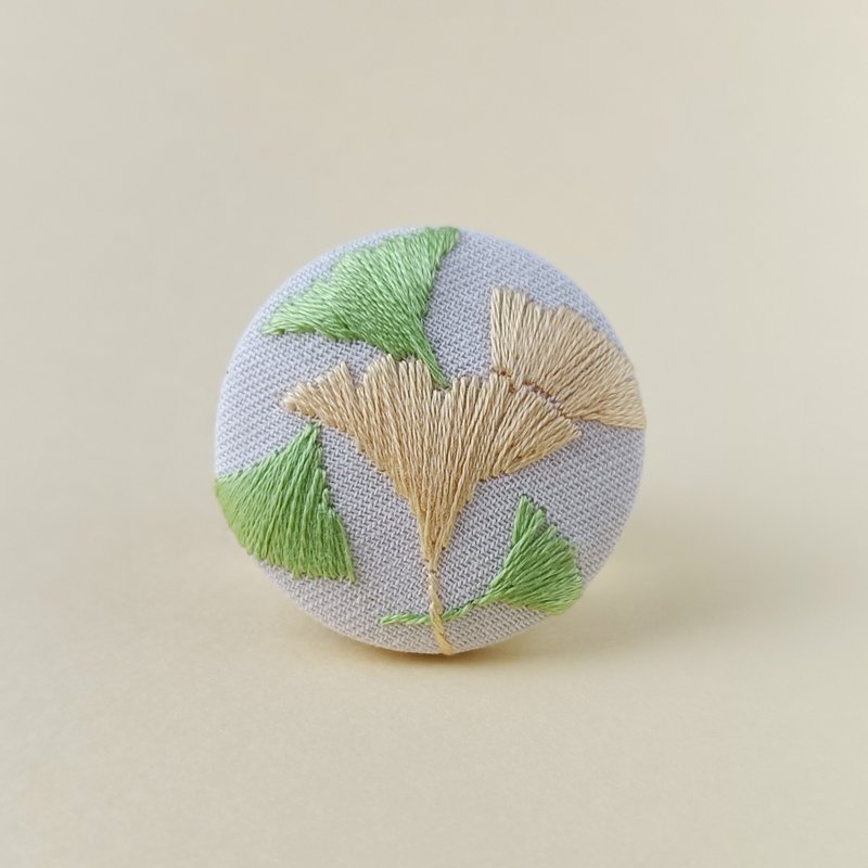 银杏刺绣胸针 or 刺绣发圈 - 胸针 - 棉．麻 黄色