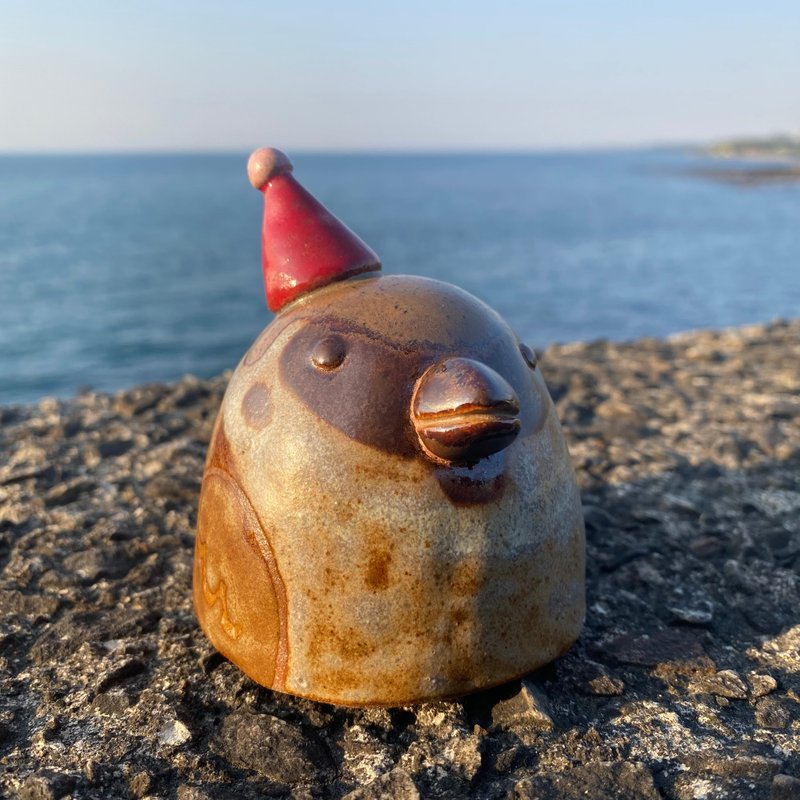 【タケ-TA KE Studio】麻雀-红色派对帽 - 摆饰 - 陶 咖啡色