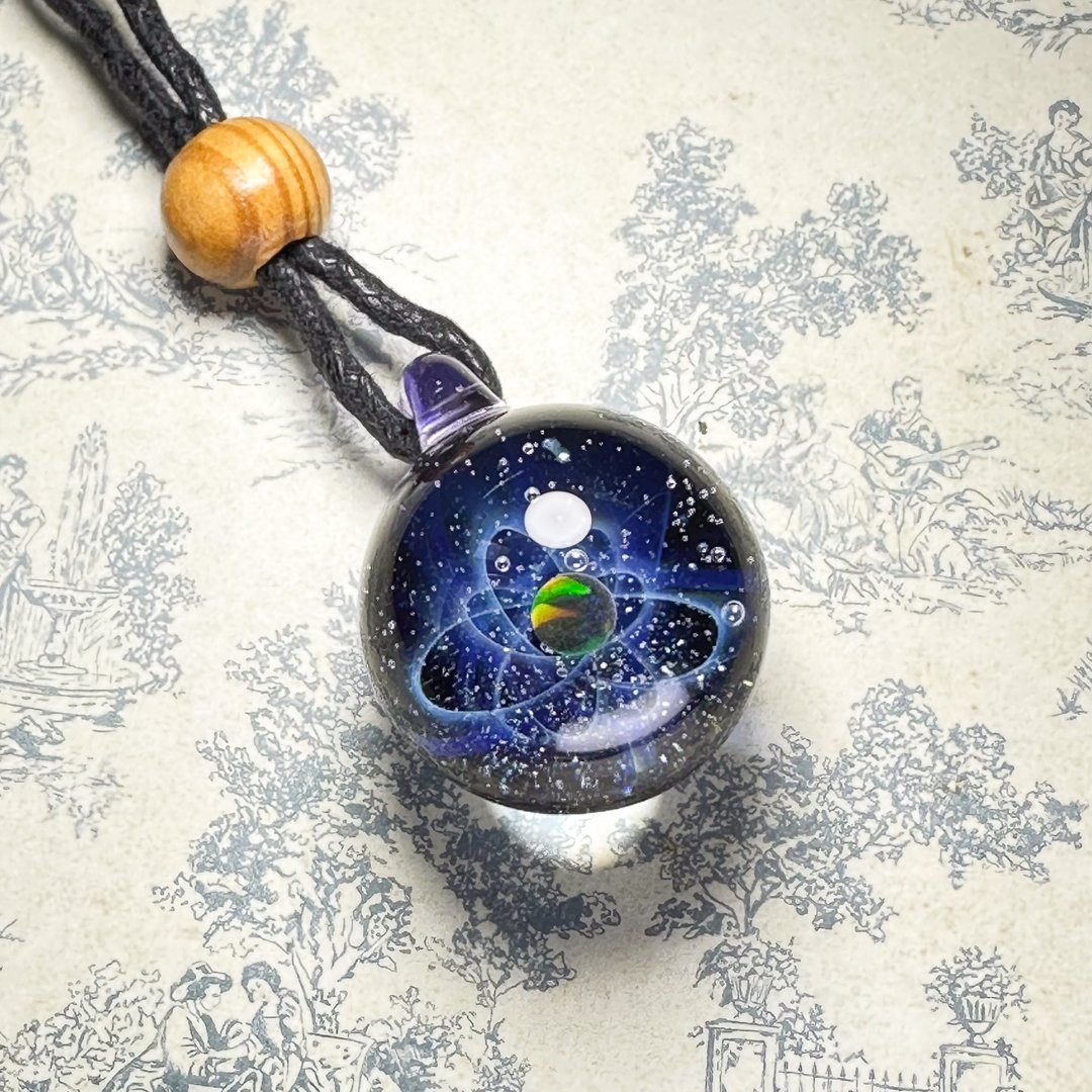 星轨玻璃宇宙坠饰 / 蛋白石行星 - 项链 - 玻璃 蓝色
