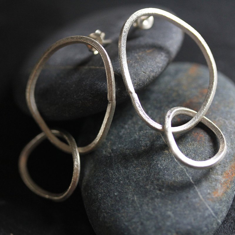 Handmade silver interlocked oval loops earrings (E0167) - 耳环/耳夹 - 银 银色