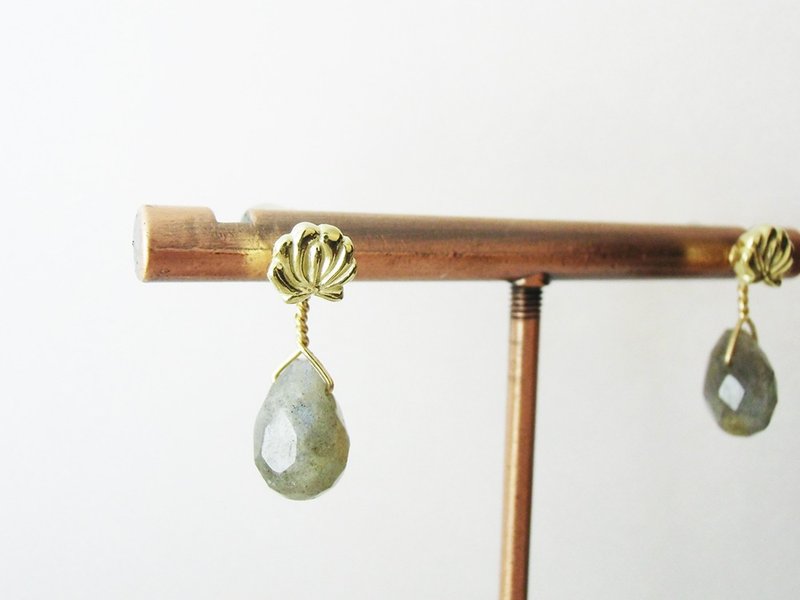 Hungarian embroidery flower earrings YG plated, labradorite - 耳环/耳夹 - 其他金属 金色